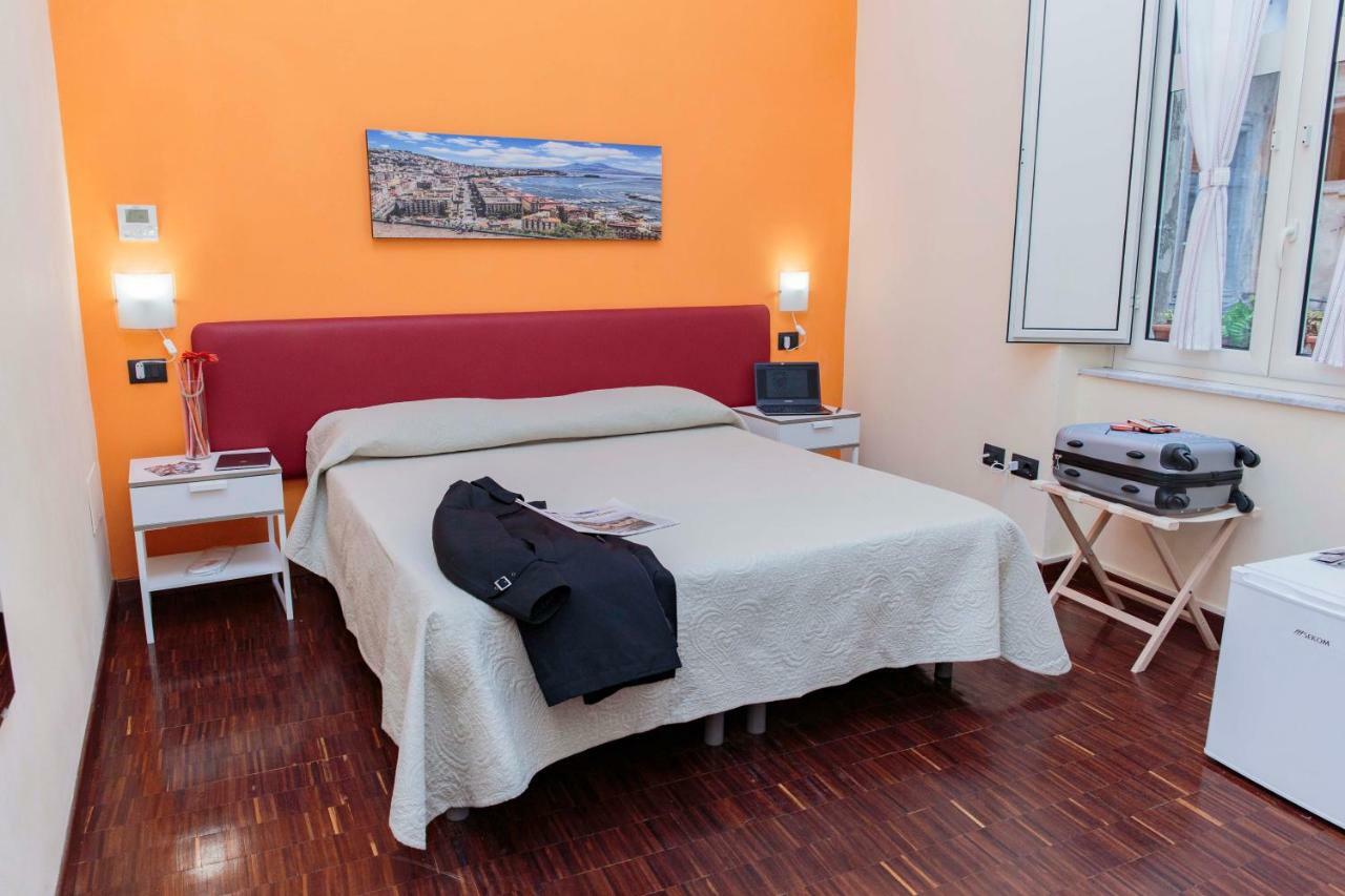 Palazzo Carafa Della Spina Room And Apartment Nápoles Exterior foto