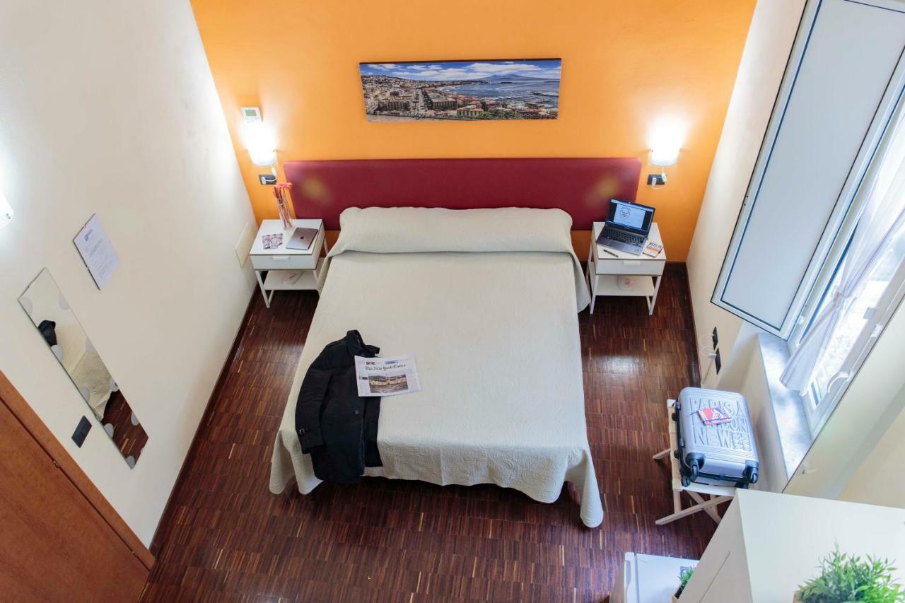 Palazzo Carafa Della Spina Room And Apartment Nápoles Exterior foto